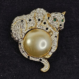Rhinestone Leopard Brooch with Large Faux Pearl, Big Cat Cheetah Pin Vintage
